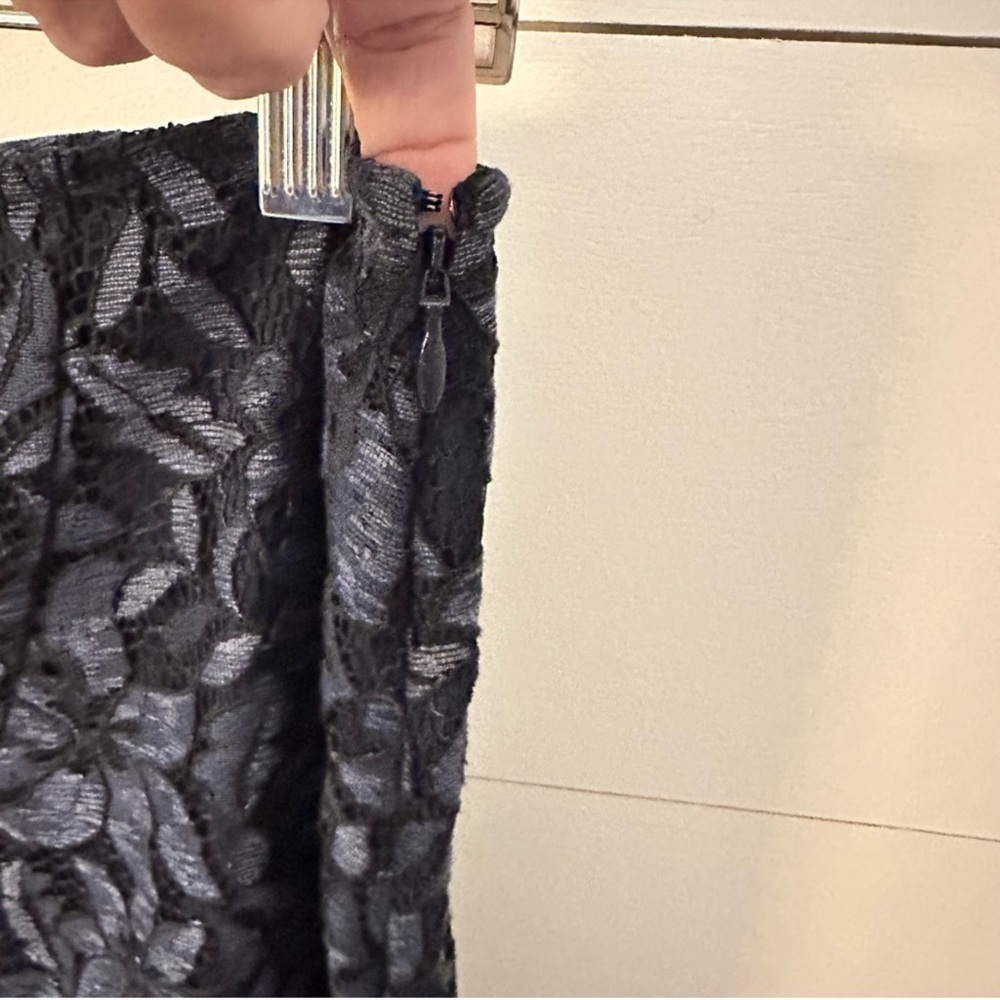 Elegant Navy Lace Skirt - Picture 4 of 6